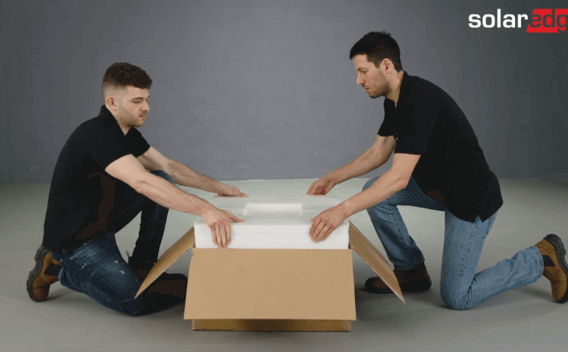 הוצאה מהאריזה והרכבה של סוללה