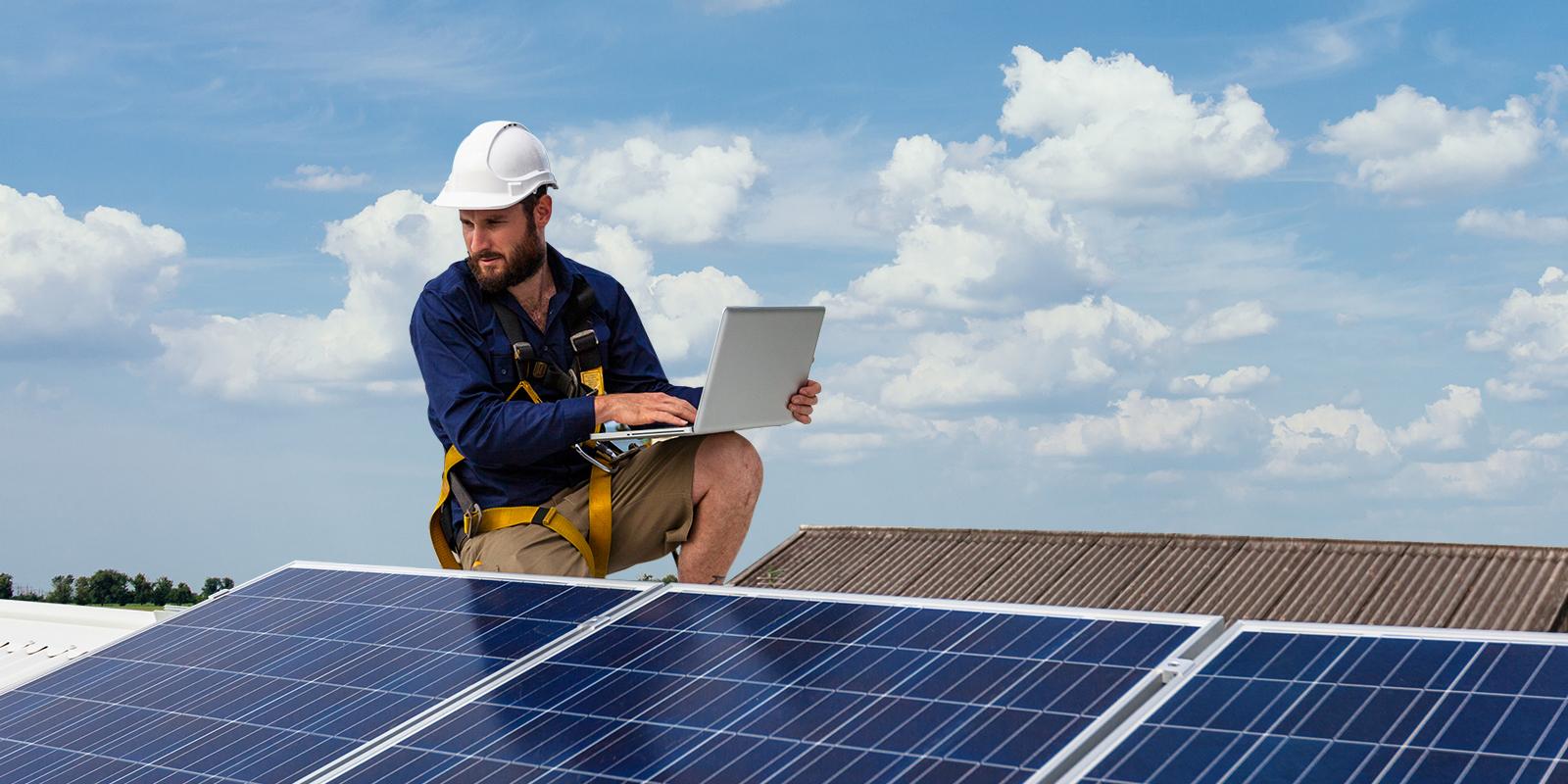 איך מחשבים תפוקת מערכת סולארית ביתית?